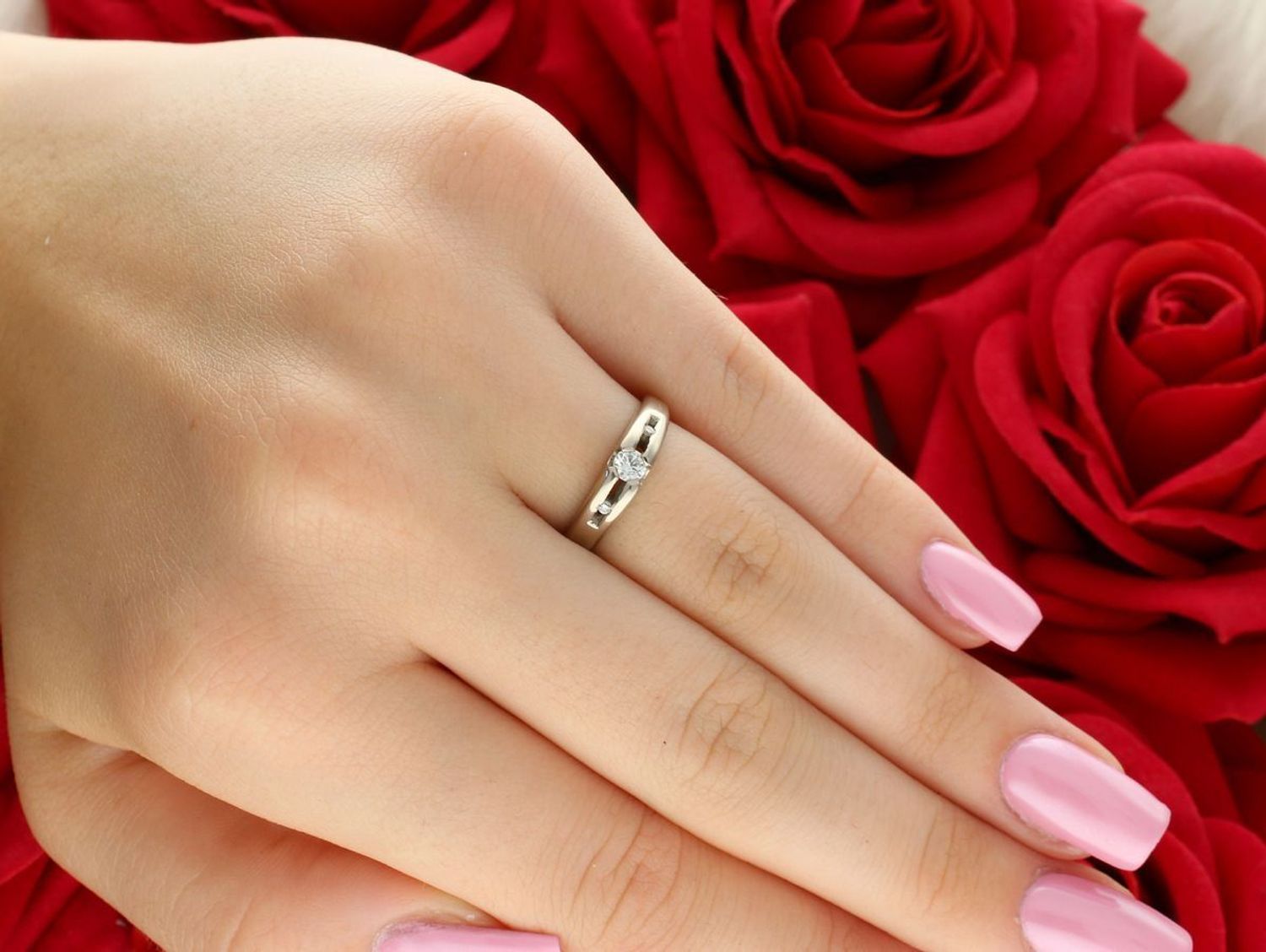 Złoty pierścionek 585 z białego złota z trzema diamentami 0,15 ct (SIW). Ponadczasowy wzór i certyfikat autentyczności w komplecie. Idealny na prezent lub zaręczyny.1.jpg